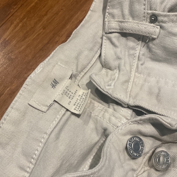 H&M High-Waisted Boyfriend Jeans - Picture 3 of 4